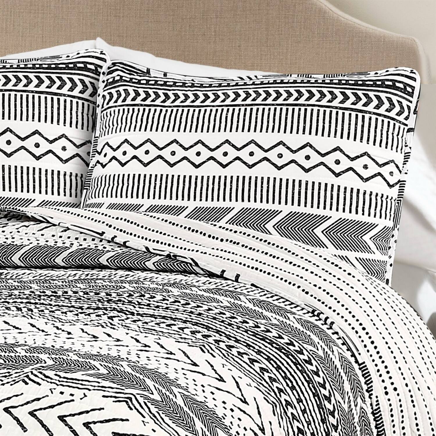 Left. Hivvago - King 3 Piece Scandinavian Style Chevron Black White Reversible Cotton Quilt Set - Black, White.