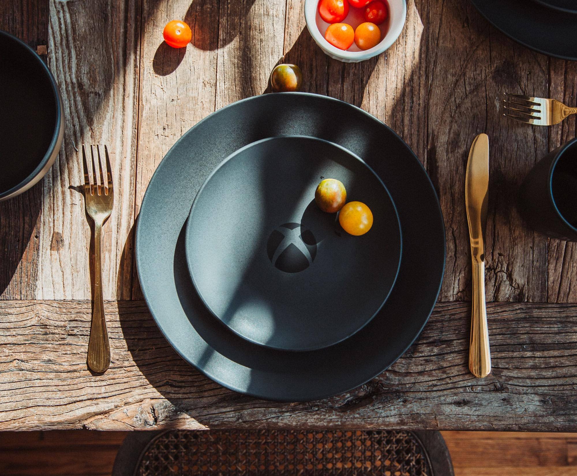 Alt View 5. Ukonic - Xbox Logo Matte Black 8-Piece Ceramic Dinnerware Set - Black.