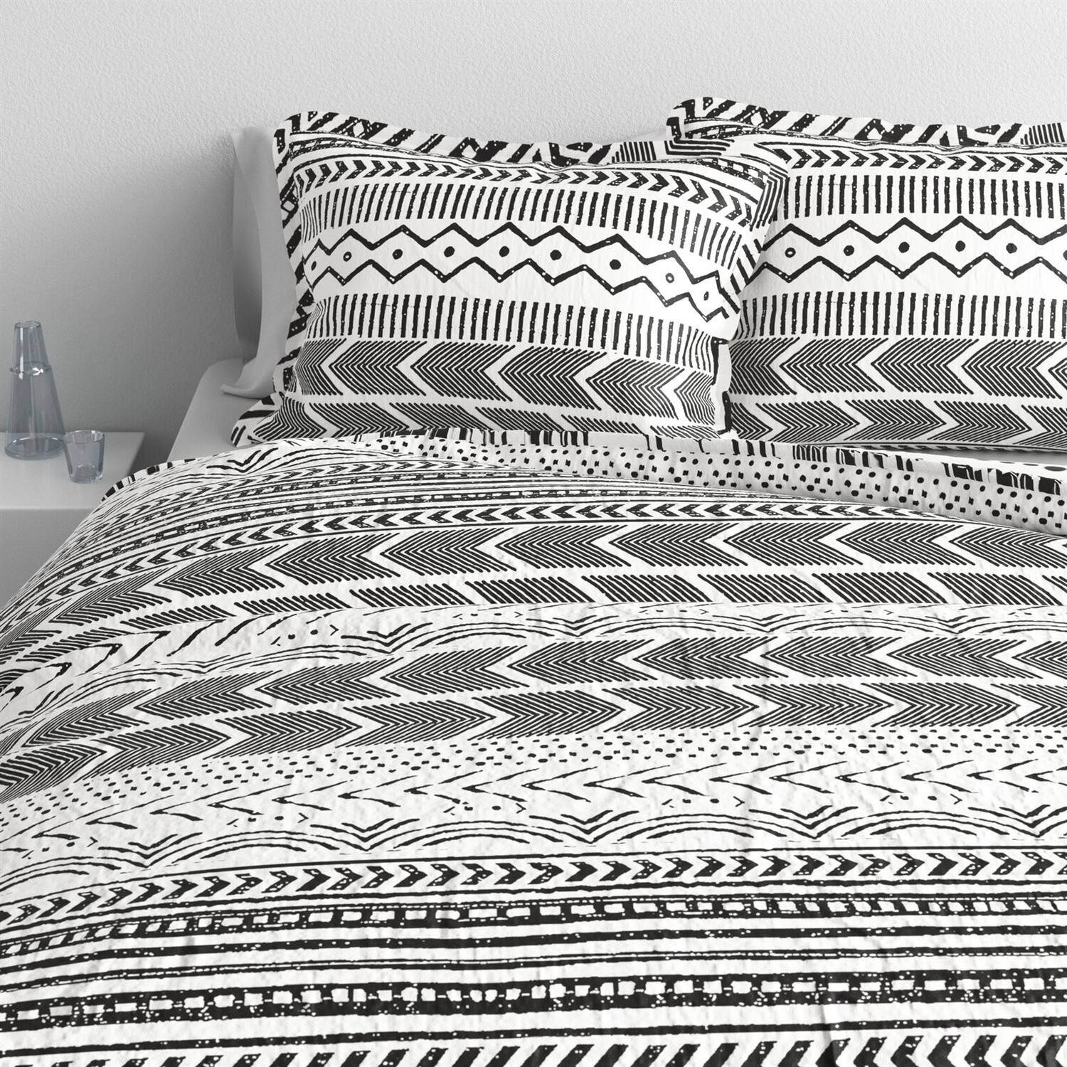 Angle. Hivvago - King 3 Piece Scandinavian Style Chevron Black White Reversible Cotton Quilt Set - Black, White.