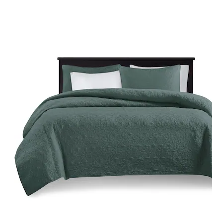 Front. Gracie Mills - Gracie Mills Sandy Reversible Cottage-Inspired Quilt Set - Balsam Green.