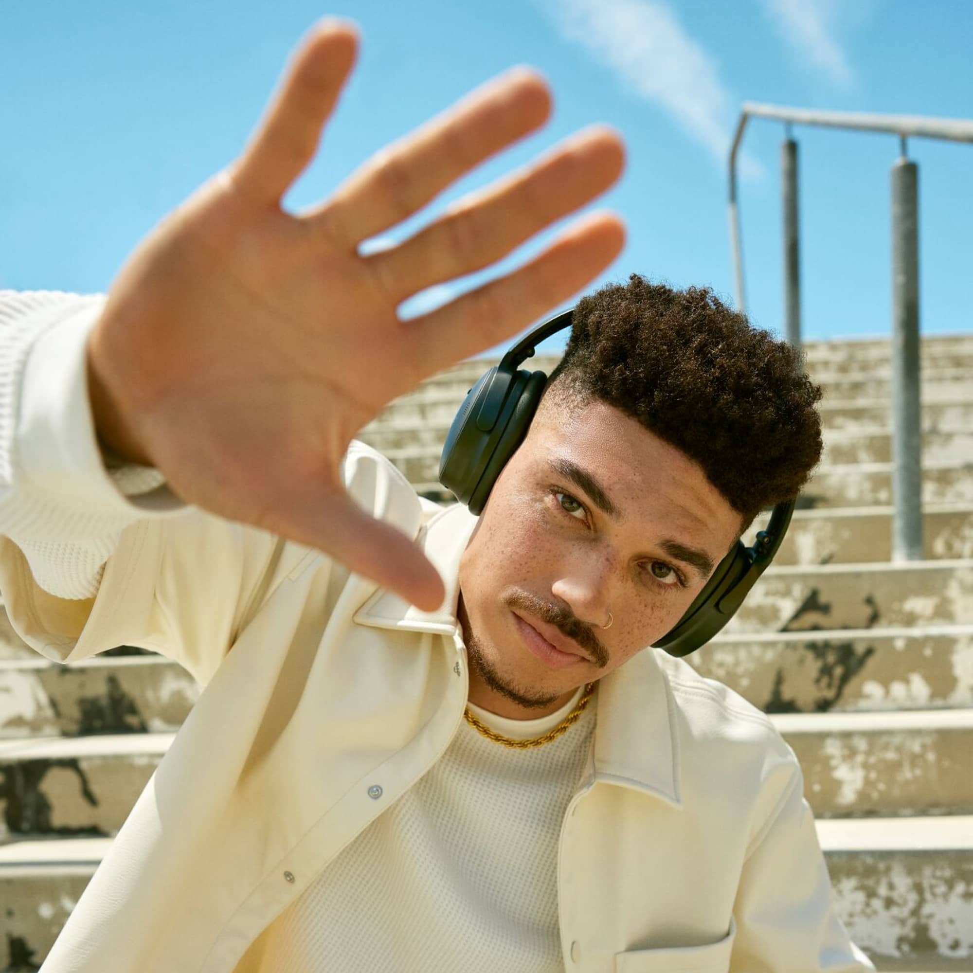 Alt View 17. Bose - QuietComfort Wireless Noise Cancelling Over-the-Ear Bluetooth Headphones - Black.