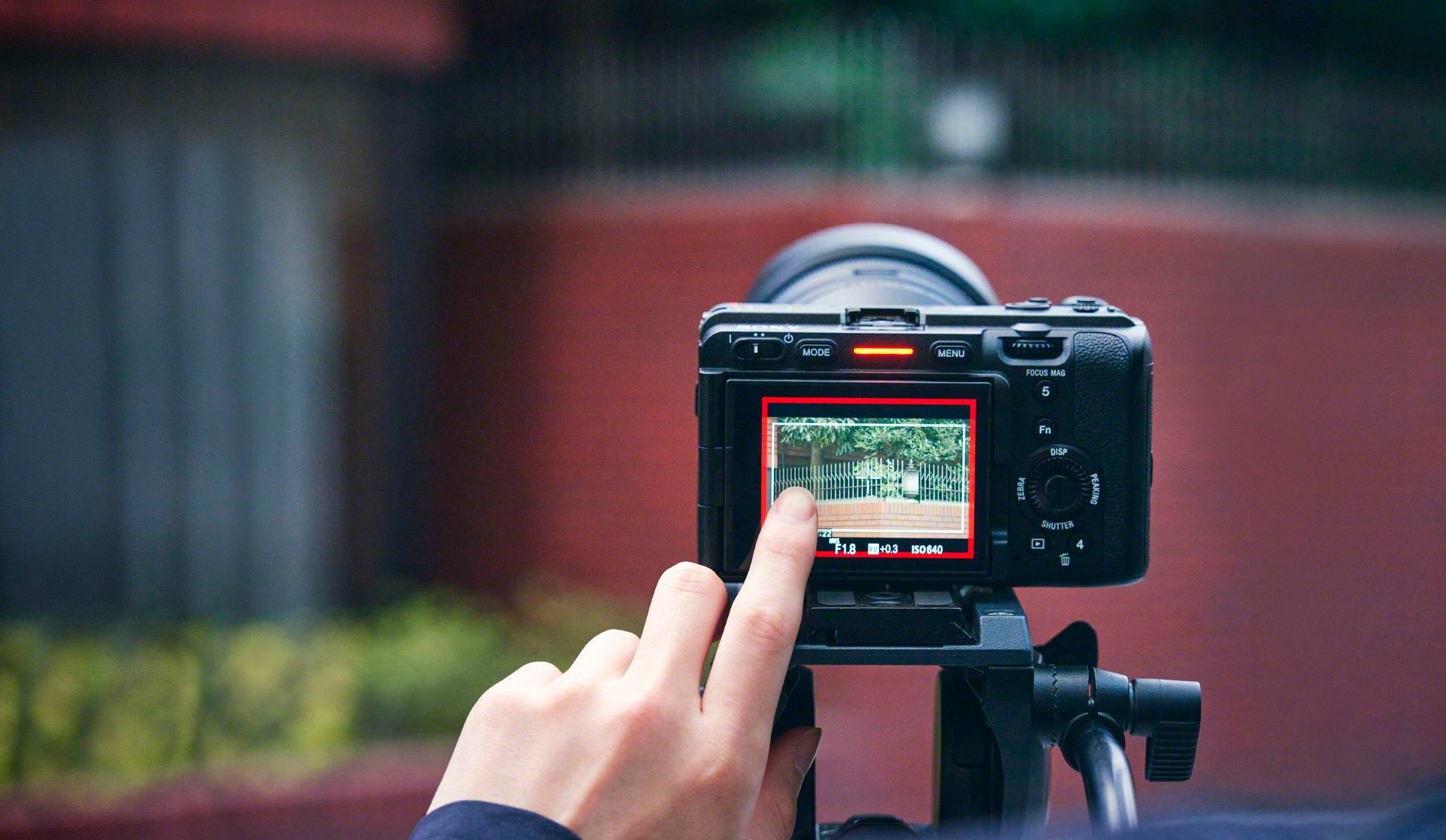 I MODE MENU FOCUS MAG 5 Fn 2 - F18 0+0.3 S0840 ZEBRA DISP SHUTTER 4 t PEAKING