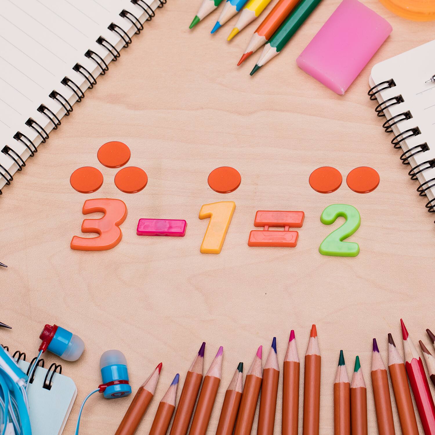 Left. GSE Games & Sports Expert - 500 Pieces of 3/4-inch Plastic Transparent Bingo Chips for Bingo Game Party (Orange).