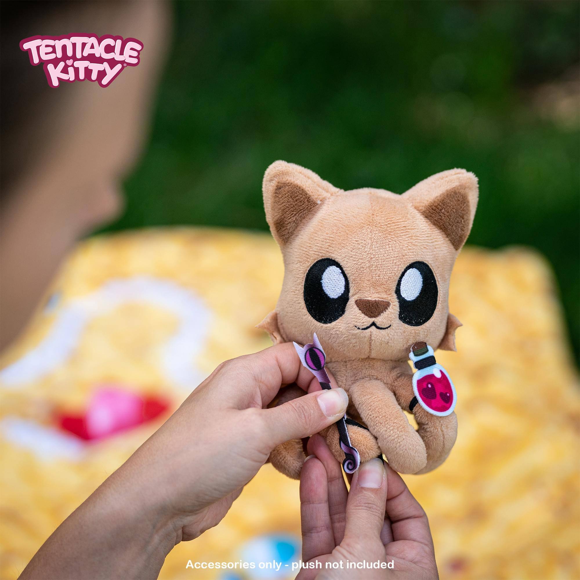 TENTACLE KITTY  
Accessories only - plush not included