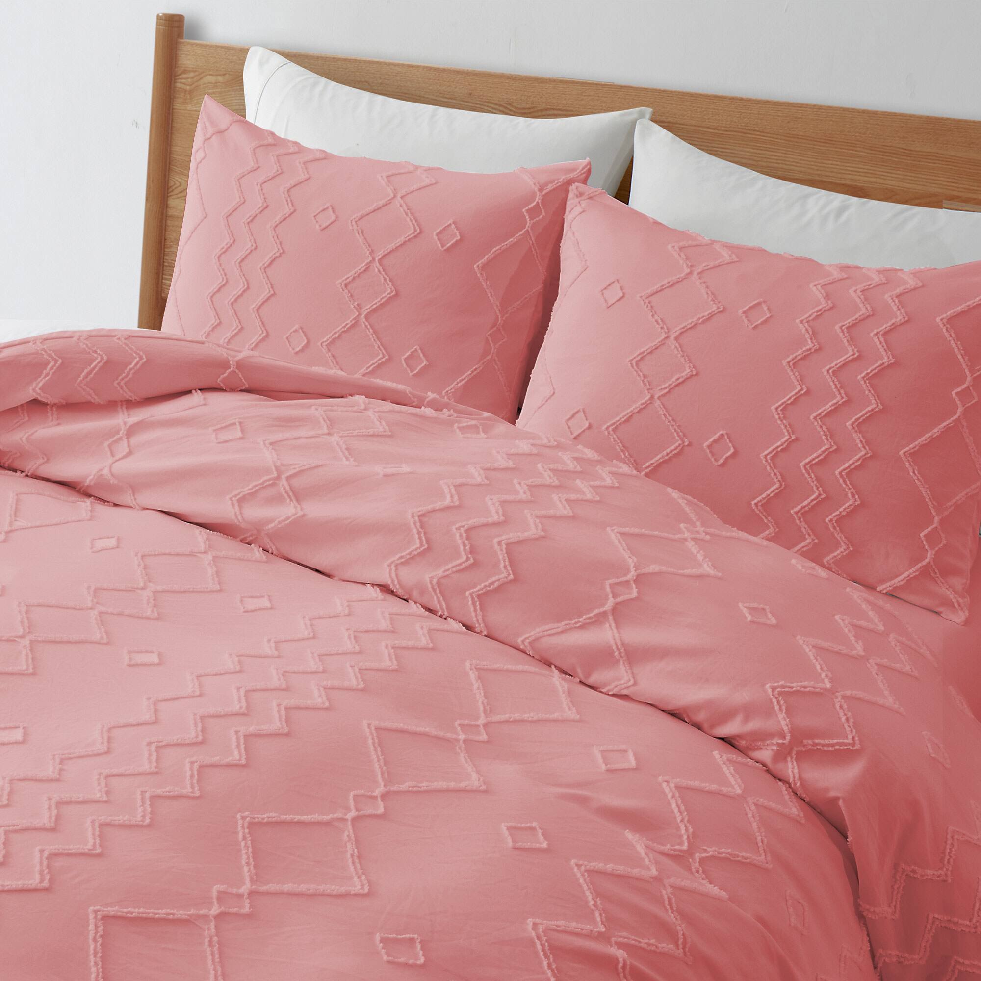 Angle. Peace Nest - Peace Nest Tufted Clipped Jacquard Geometric Duvet Cover & Pillowcase Set - Diamonds Pink.