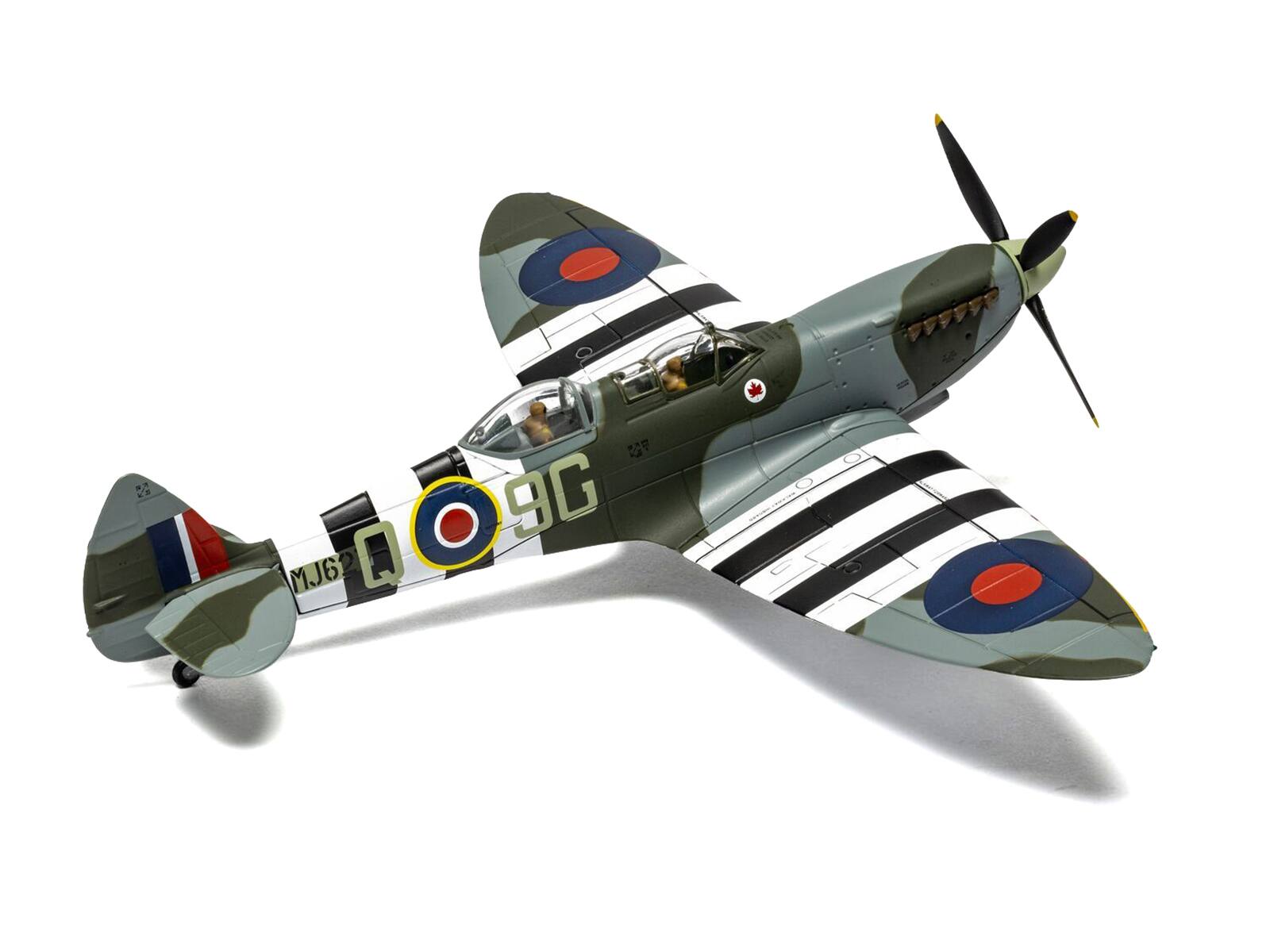 Angle. Corgi - Supermarine Spitfire T.9 "MJ627 Biggin Hill Heritage Hangar" RCAF Aviation Archive Series 1/72 - Multi.