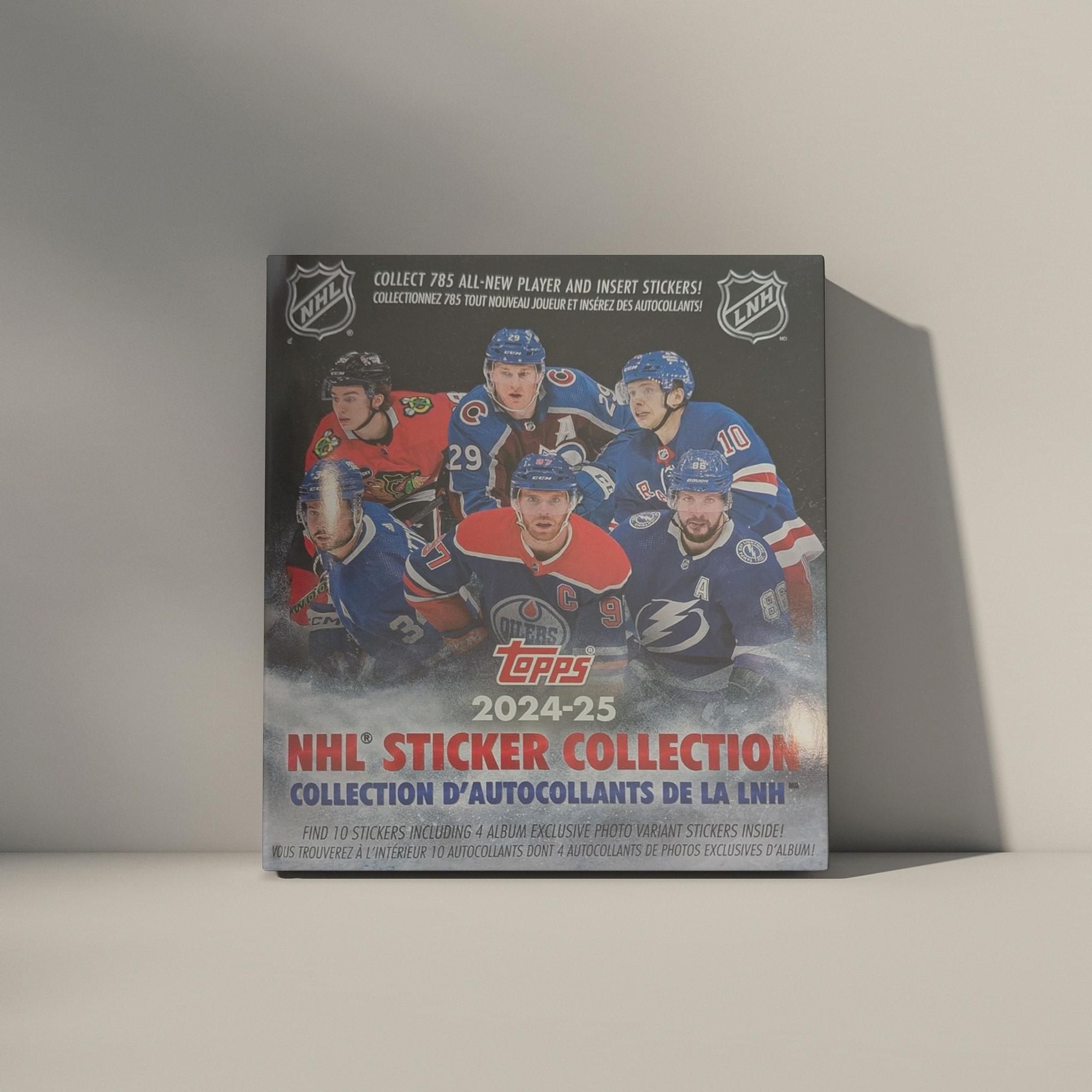 COLLECT 785 ALL-NEW PLAYER AND INSERT STICKERS!  
NHL COLLECTION  
NEZ 785 TOUT NOUVEAU JOUEUR ET INSÉREZ DES AUTOCOLLANTS  
KT C 30 Q 24 A 10 29 Fe e B B D C A BB COE 9 CM 3 OILERS  
tPPS 2024-25 NHL STICKER COLLECTION  
COLLECTION D'AUTOCOLLANTS DE LA LNH  
FIND 10 STICKERS INCLUDING 4 ALBUM EXCLUSIVE PHOTO VARIANT STICKERS INSIDE!  
VOUS TROUVEREZ À L'INTÉRIEUR 10 AUTOCOLLANTS DONT 4 AUTOCOLLANTS DE PHOTOS EXCLUSIVES D'ALBUM!