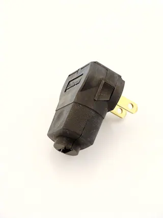 Front. Leviton - 101AN-00E Angle Plug 15A 125V, 1 Pack - Black.