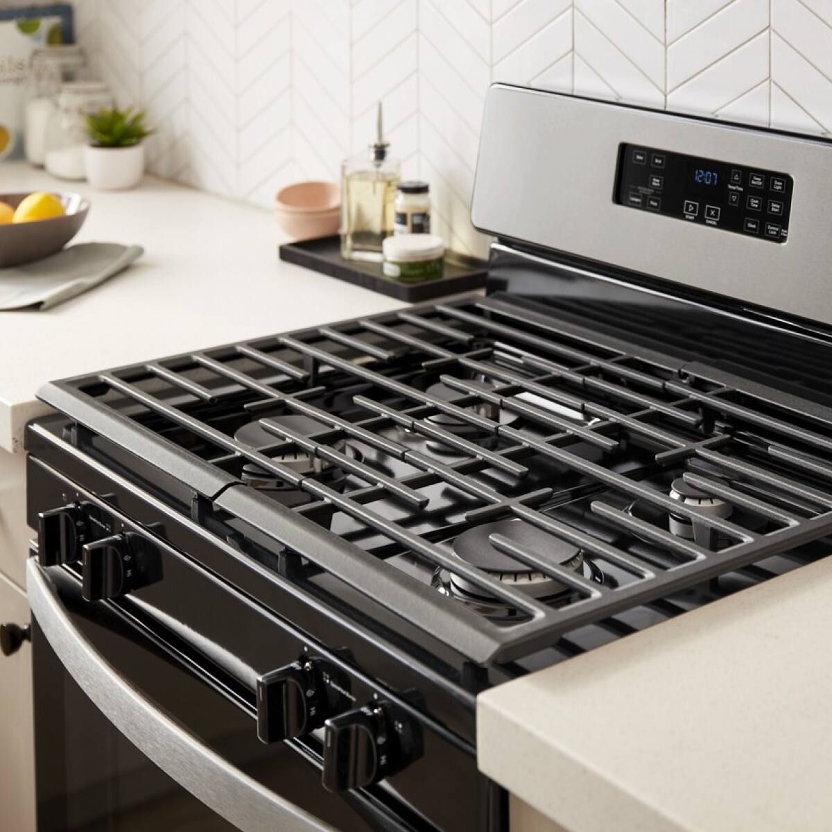 Alt View 8. Whirlpool - 5.1 Cu. Ft. Freestanding Gas Range with Broiler Drawer - Stainless Steel.