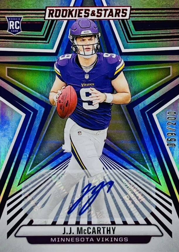 ROOKIE RC CARD  
ROOKIES & STARS  
9 6  
Voungs 9  
THE MINI TIC  
17  
AUVO  
J.J. McCARTHY  
MINNESOTA VIKINGS  
059/200  
J.J. McCARTHY  
MINNESOTA VIKINGS