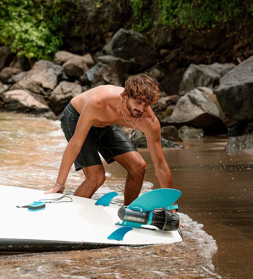 The text on the image is "omro".