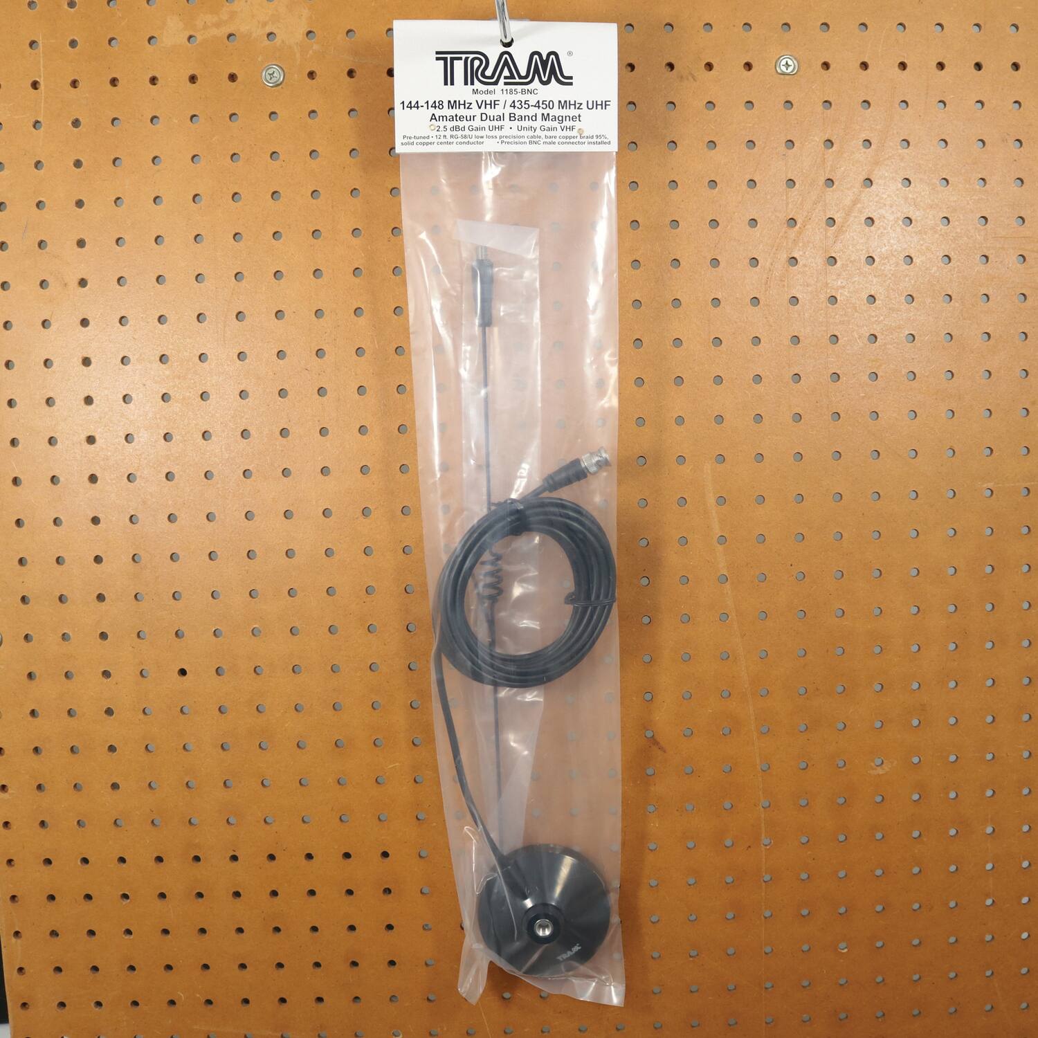 TRAM  
Model 185NC  
144-148 MHz VHF / 435-450 MHz UHF  
Amateur Dual Band Magnet  
2 dBi Gain  
Le unity Gain V. - C. ad.  
Sere NEN  
.o