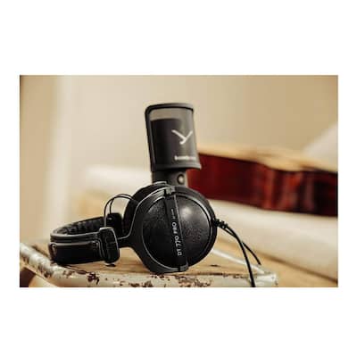 Beyerdynamic DT 770 PRO Over Ear Headphones (32 Ohm) Black DT770P Beyerdynamic DT 770 PRO Over Ear Headphones (32 Ohm) Black DT770P
