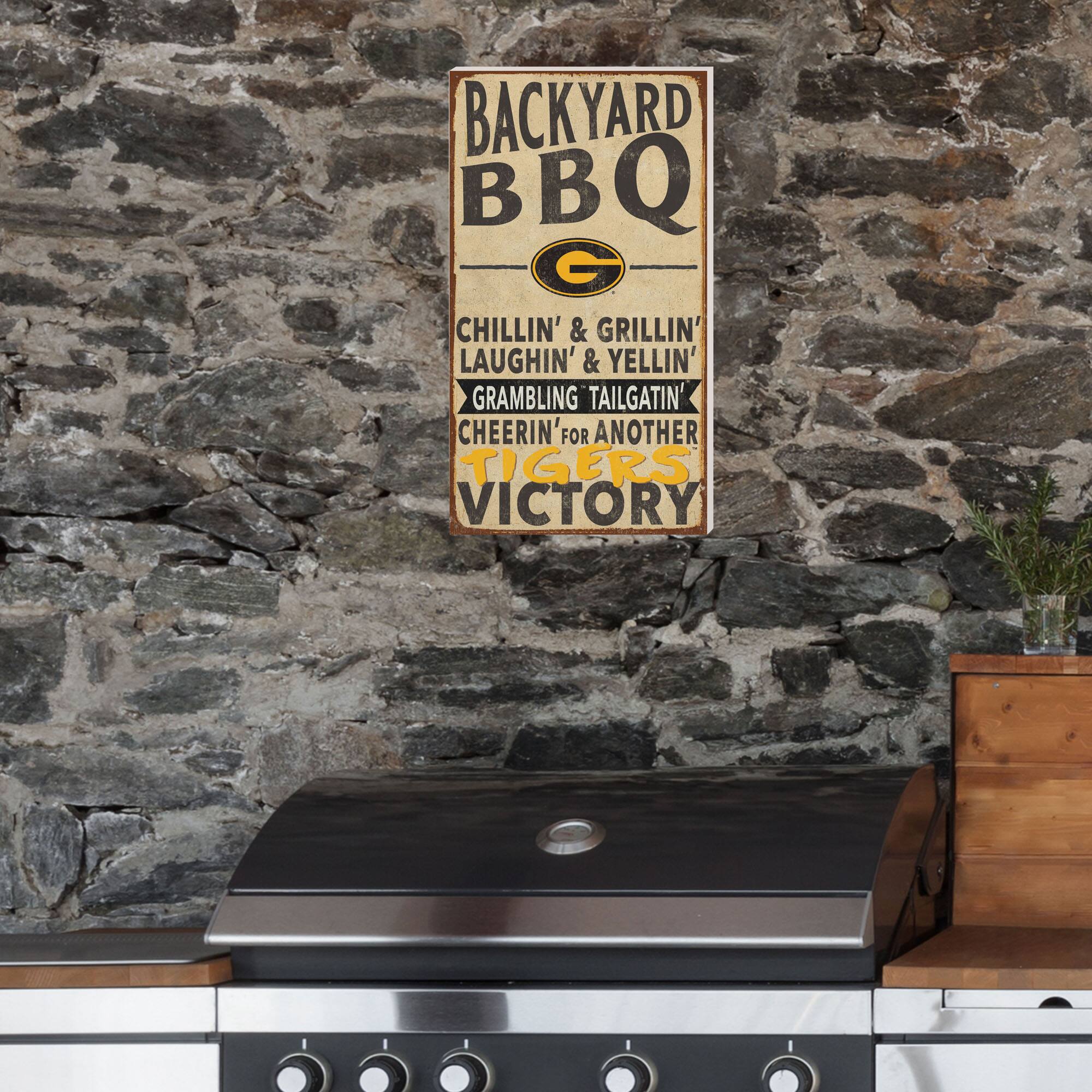 BACKYARD BBQ  
CHILLIN' & GRILLIN'  
LAUGHIN' & YELLIN'  
GRAMBLING TAILGATIN'  
CHEERIN' FOR ANOTHER TIGERS VICTORY