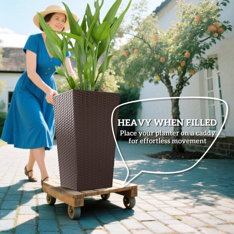 HEAVY WHEN FILLED  
Place your planter on a caddy for effortless movement