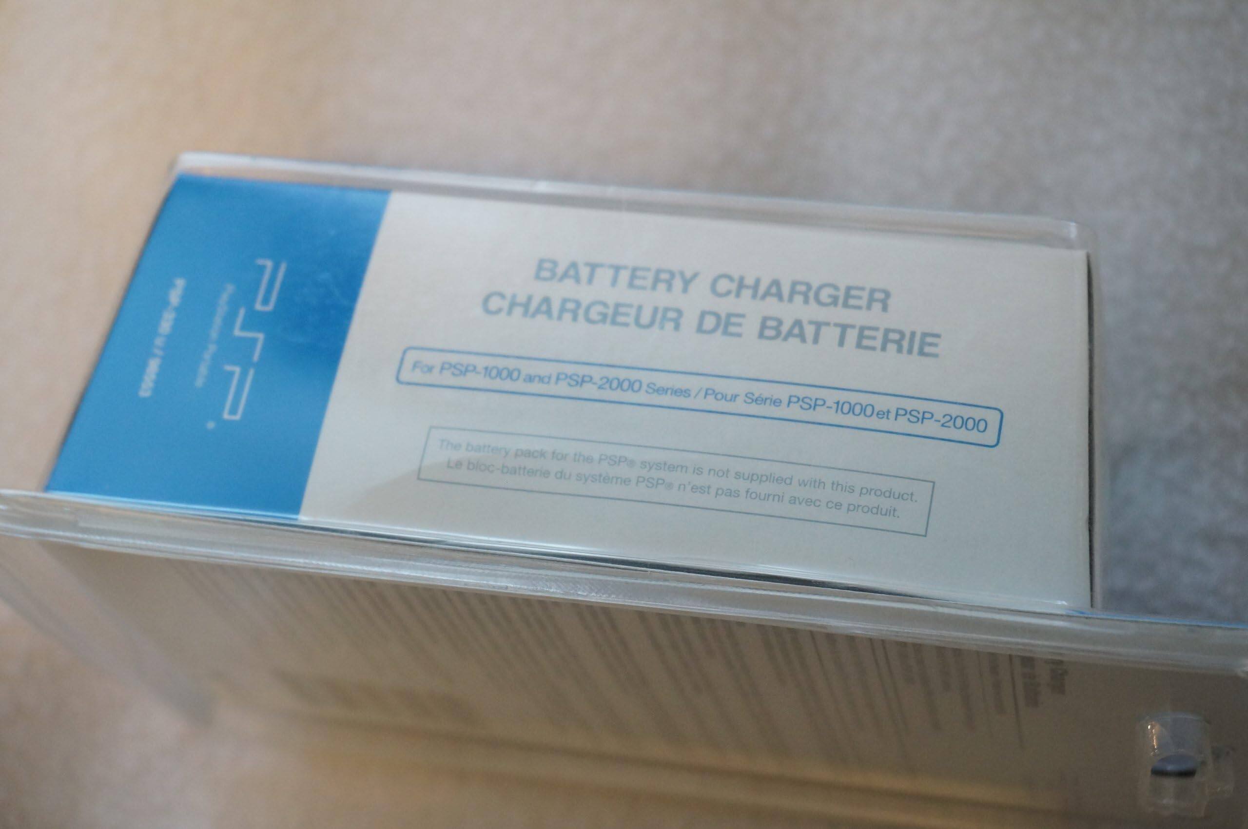 BATTERY CHARGER  
CHARGEUR DE BATTERIE  

For PSP-1000 and PSP-2000 Series / Pour Série PSP-1000 et PSP-2000  

The battery pack for the PSP® system is not supplied with this product.  
La batterie du système PSP® n'est pas fournie avec ce produit.