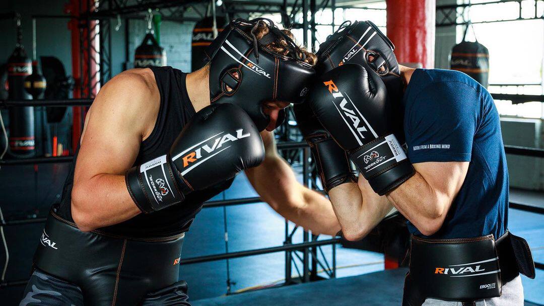 MAL RIVAL 09u RIVAL WORKBT 3 VAL RIVAL A09Su wORK60 BORN FROM A BOXING MIND VAL R RIVAL ERGOUITE DEie