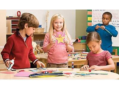 Sure, here is the corrected and grouped text from the image:

**On the whiteboard:**
- ¿Qué es la sal?
- En la sal se encuentra el cloruro de sodio.
- Cada gramo de sal contiene 40% de sodio y 60% de cloruro.
- En la sal se encuentra el cloruro de sodio.

**On the table:**
- (No discernible text)

**On the star:**
- (No discernible text)

**On the glue bottle:**
- (No discernible text)

**On the paper:**
- (No discernible text)

The text on the whiteboard is in Spanish and discusses the composition of salt.