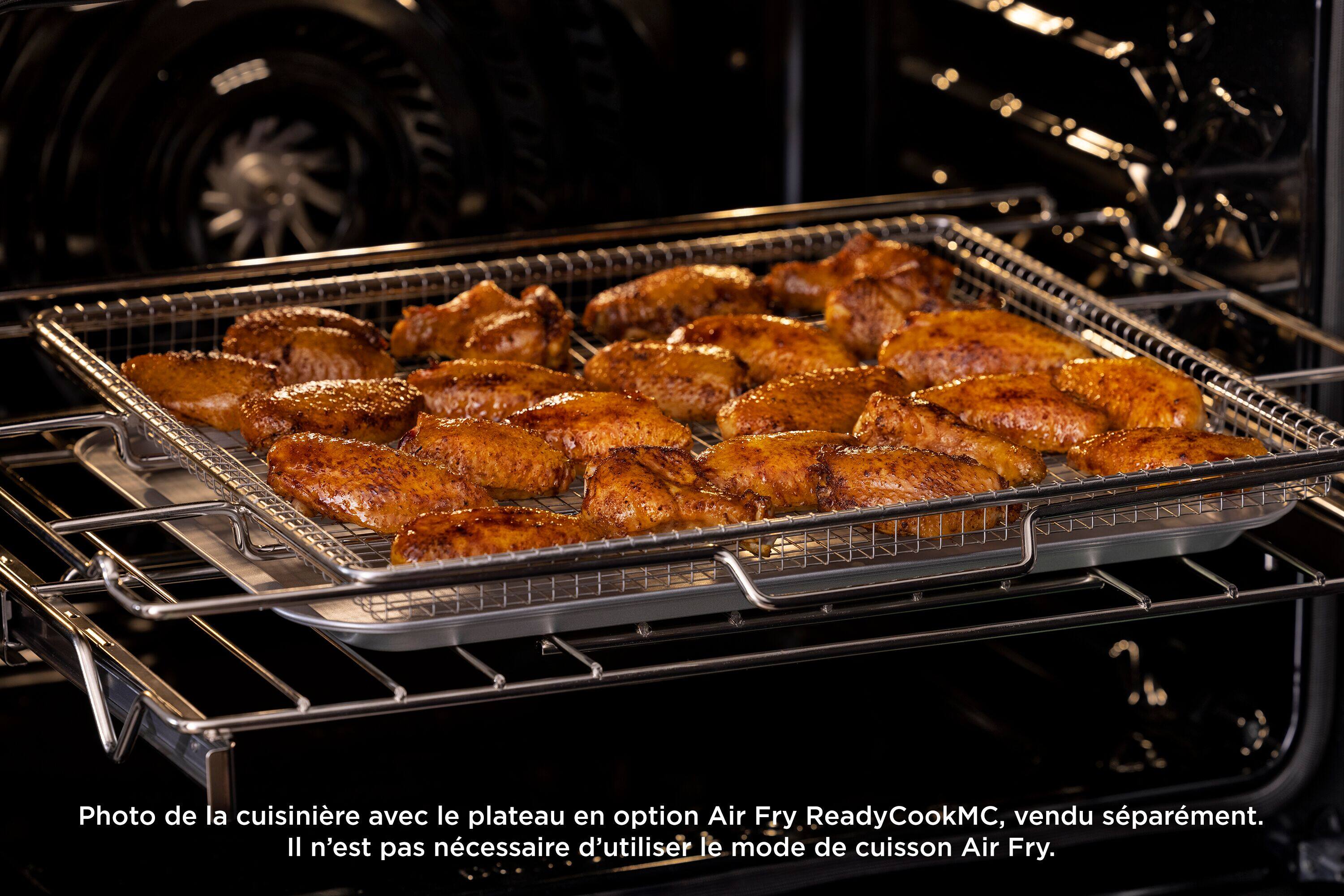 Photo de la cuisinière avec le plateau en option Air Fry ReadyCookMC, vendu séparément. Il n'est pas nécessaire d'utiliser le mode de cuisson Air Fry.