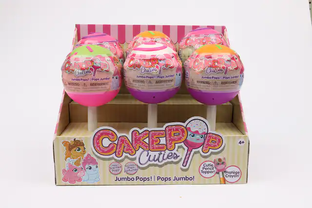 **CAKEPOP Cuties**
**Jumbo Pops! | Pops Jumbo!**
**WARNING: CHOKING HAZARD - Small Parts. Not for children under 3 years.**
**AVERTISSEMENT: RISQUE D'ÉTOUFFEMENT - Petits pièces. Ne convient pas aux enfants de moins de 3 ans.**
**New Scented Pops! Nouveaux parfums!**
**Cutie Pencil Topper! Protège Crayon!**
**4+**