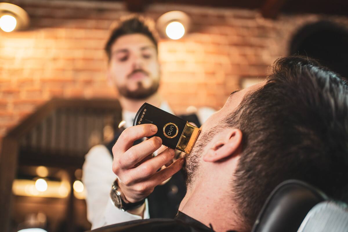 The text on the image is "QUN".