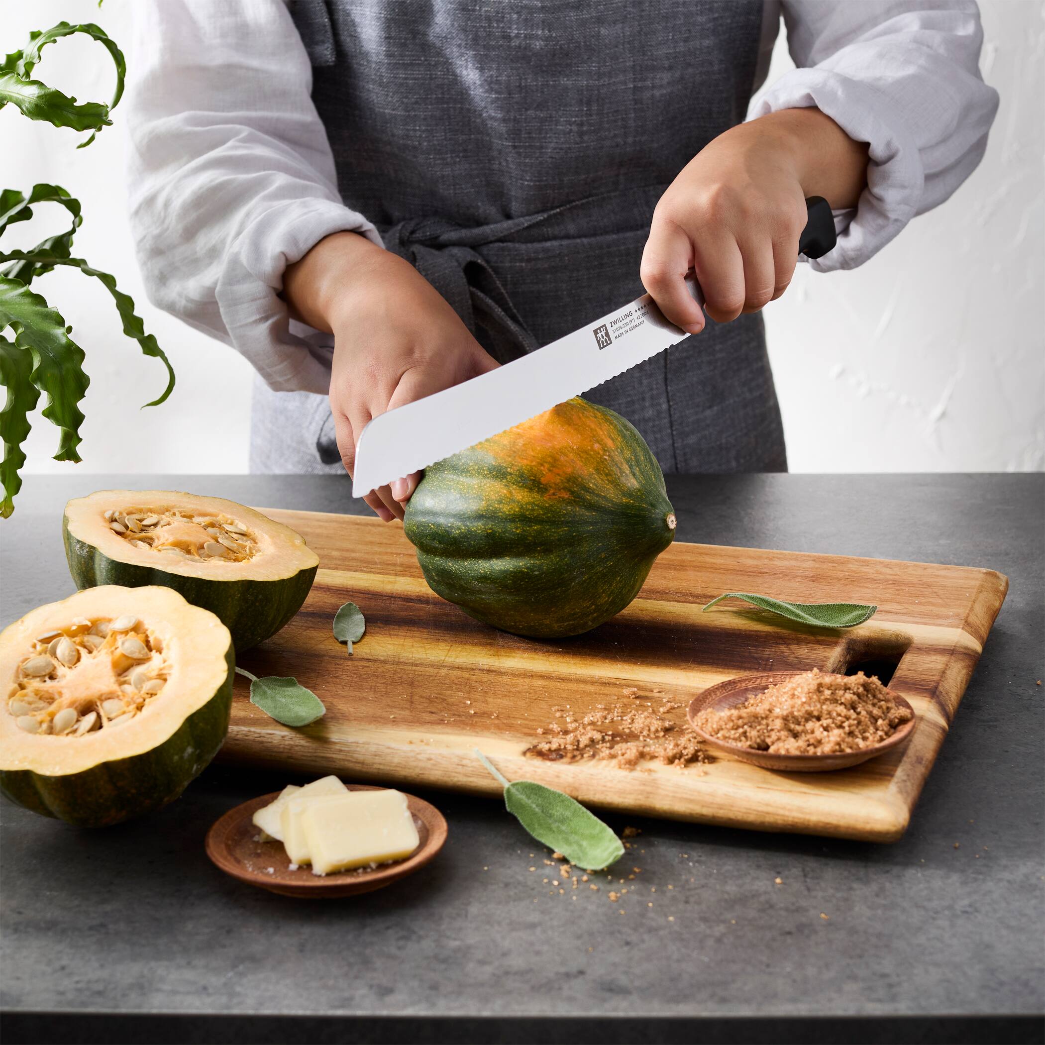 Alt View 3. ZWILLING - ZWILLING Four Star 9-inch Z15 Country Bread Knife - Stainless Steel.