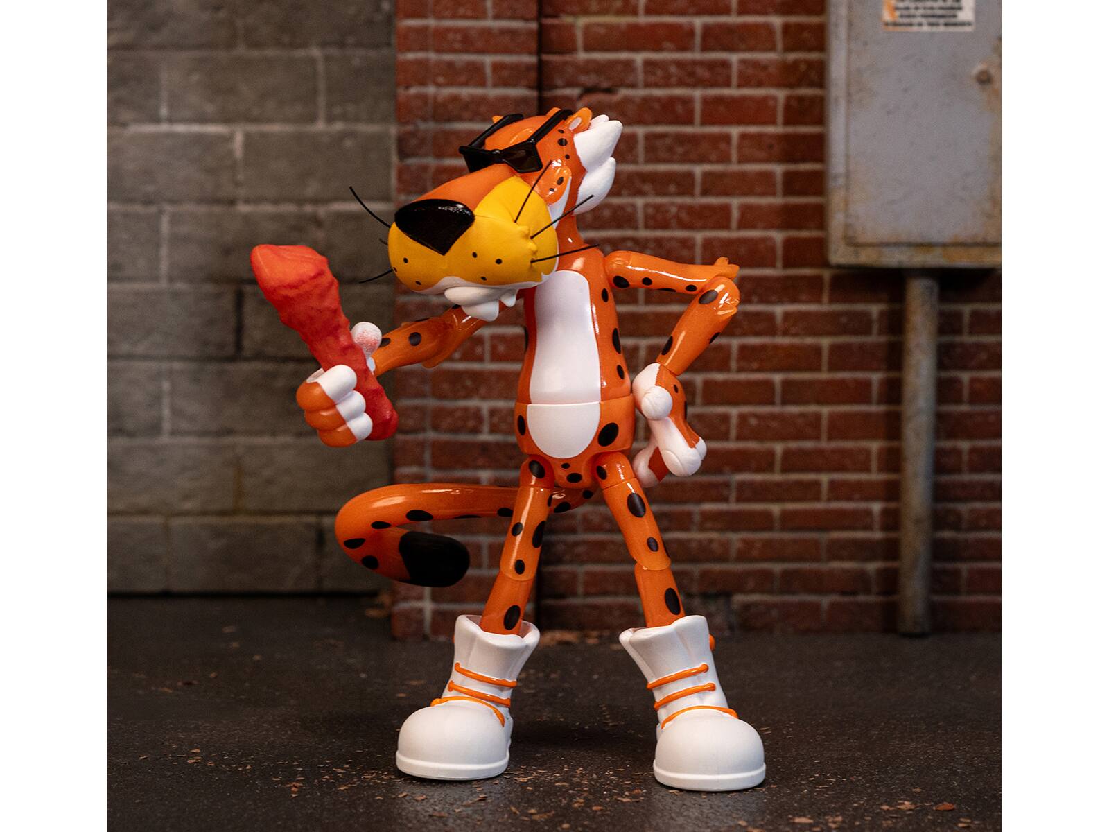 Back. Jada - Chester Cheetah 5.5" Glow-in-the-Dark Figure with Accessories, Alternate Head and Hands "Flamin' Hot Cheetos" - Multicolor.