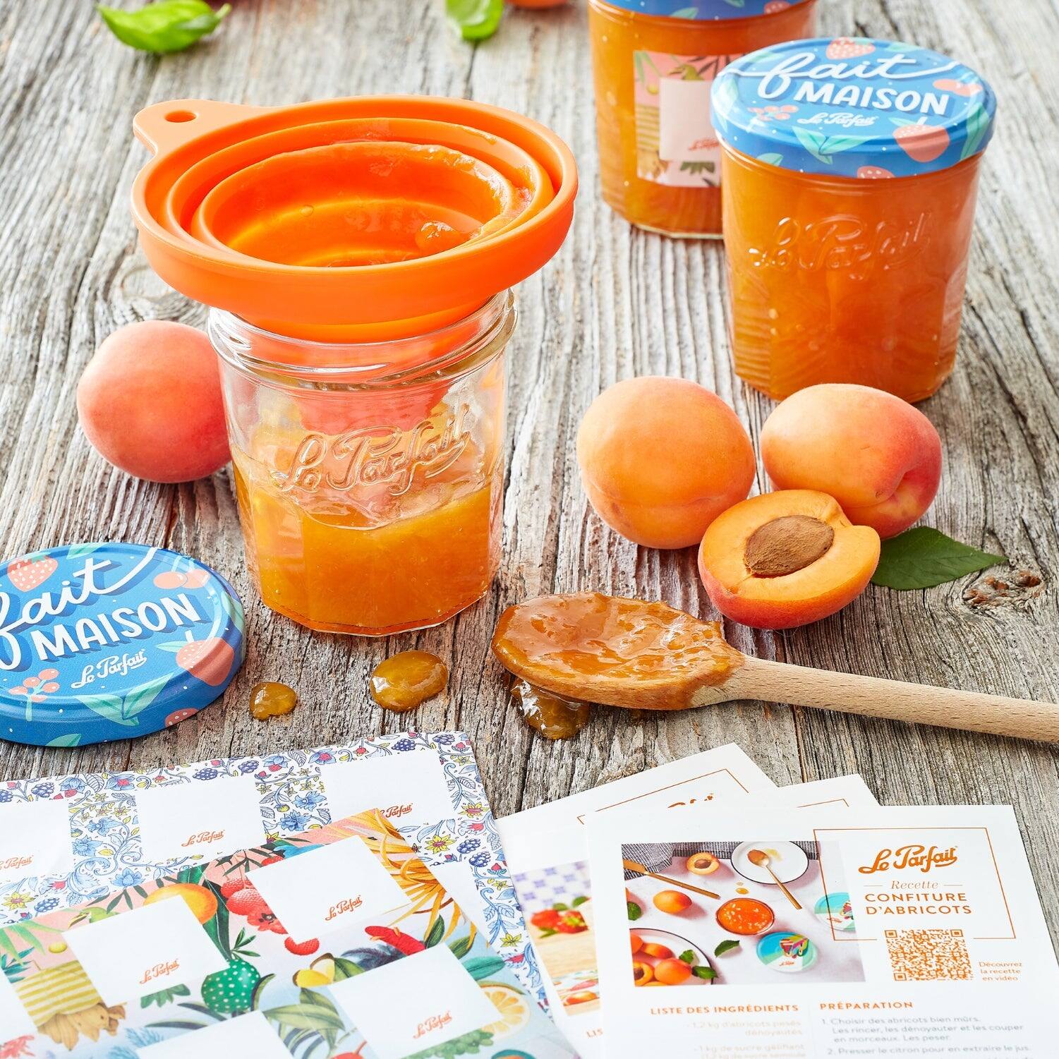 **Le Jardin MAISON**

**CONFITURE D'ABRICOTS**

**LISTE DES INGRÉDIENTS**

- 1 kg d'abricots
- 1 kg de sucre
- 1 citron

**PRÉPARATION**

1. Laver les abricots, les couper en deux et les équeuter.
2. Les mettre dans une grande casserole avec le sucre et le jus de citron.
3. Porter à ébullition et laisser mijoter pendant 15 à 20 minutes.
4. Passer au chinois et laisser refroidir.
5. Répartir dans des bocaux stérilisés et fermer hermétiquement.