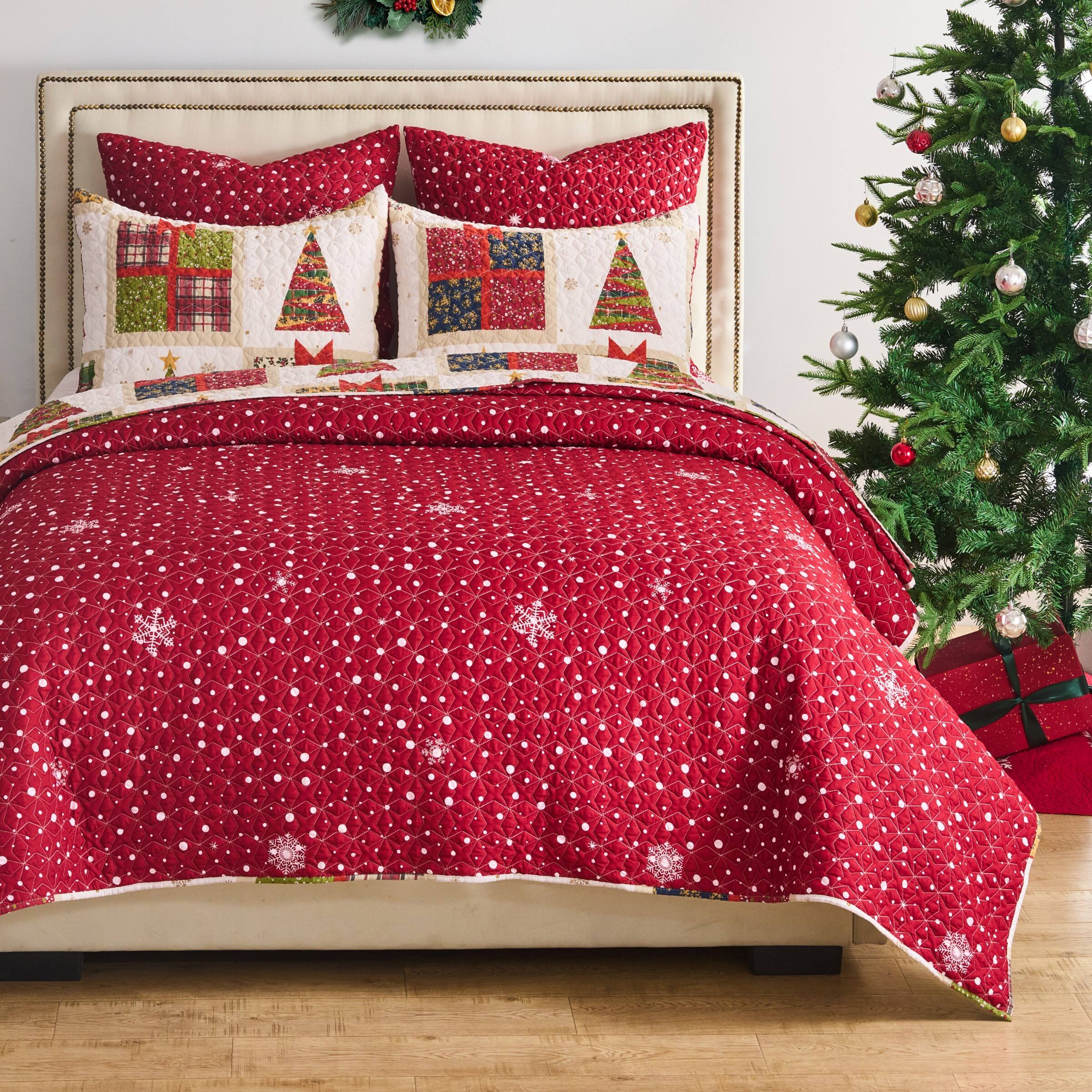 Left. BreeBe - Deck the Halls Quilt Set - 2 Piece Twin/XL - Red.