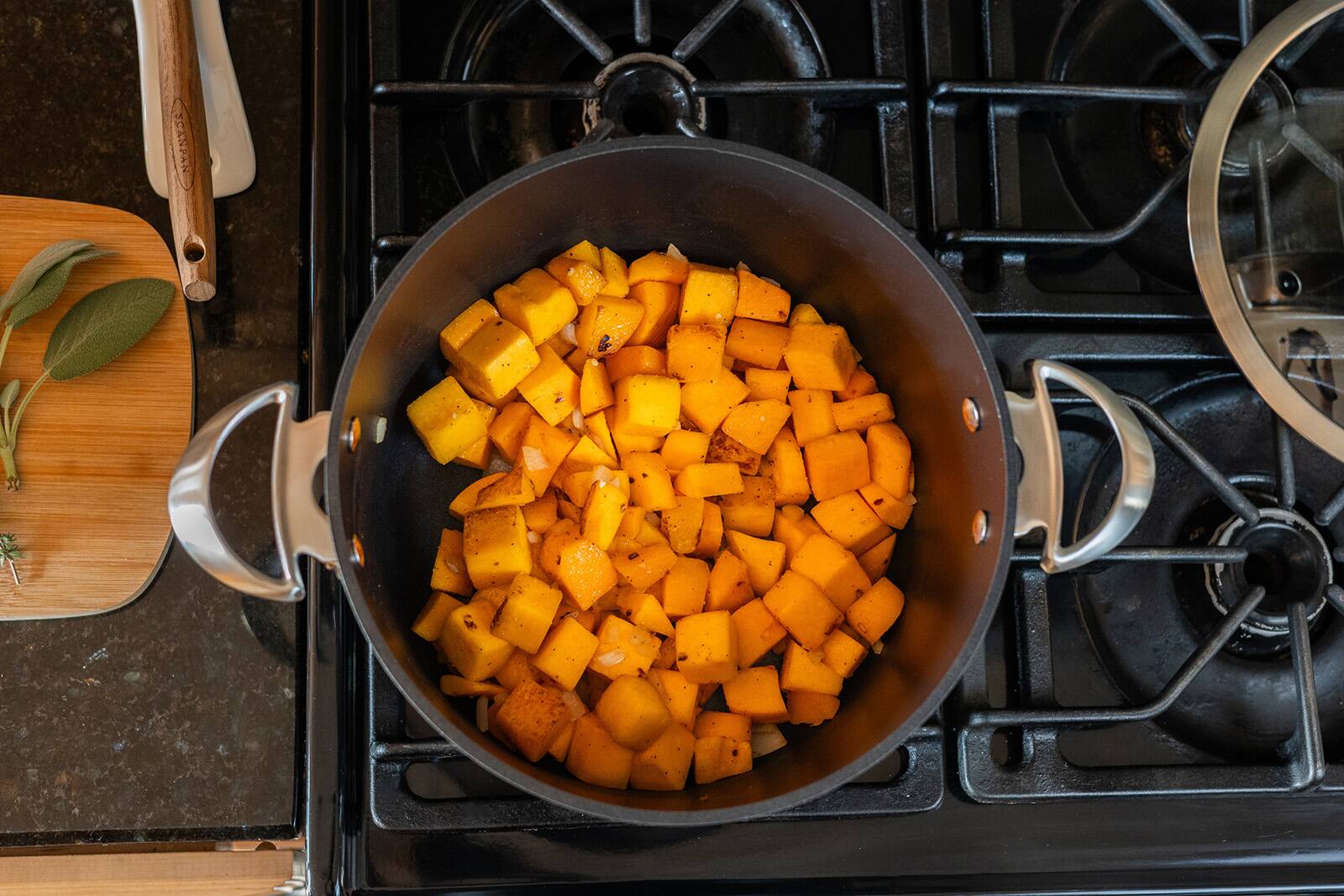 Alt View 5. Scanpan - Pro IQ 6.5 Quart Covered Dutch Oven - Black.