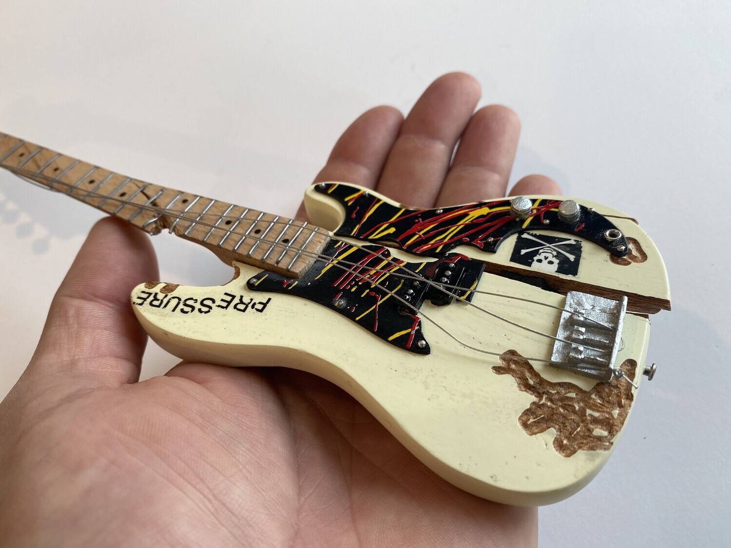 The text on the image is "Fender" and "Fender" is also visible on the guitar.