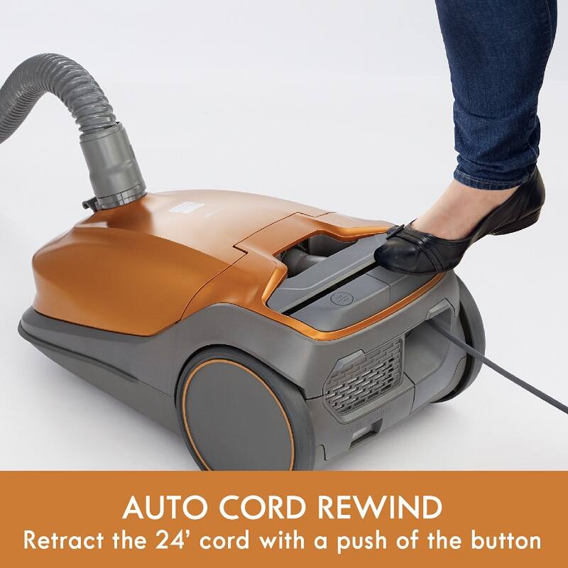 AUTO CORD REWIND  
Retract the 24' cord with a push of the button