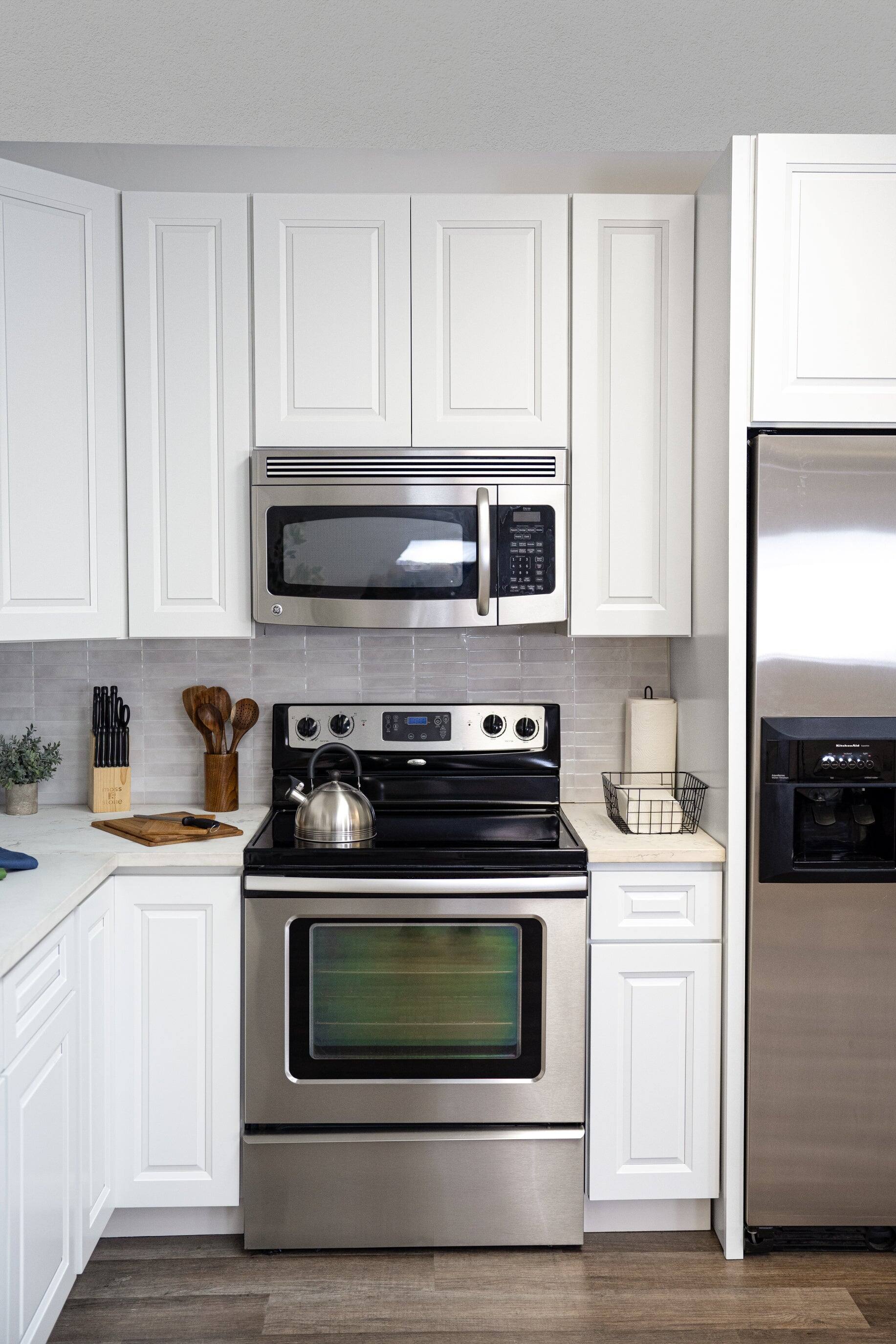 Alt View 5. Boyel Living - 24 Inch Glacier White 3 Drawer Kitchen Base Cabinet with Soft Close - Glacier White.