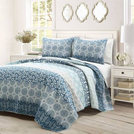 Front. Hivvago - California King Lightweight 3 Piece Reversible Botanical Blue Damask Quilt Set - Blue.