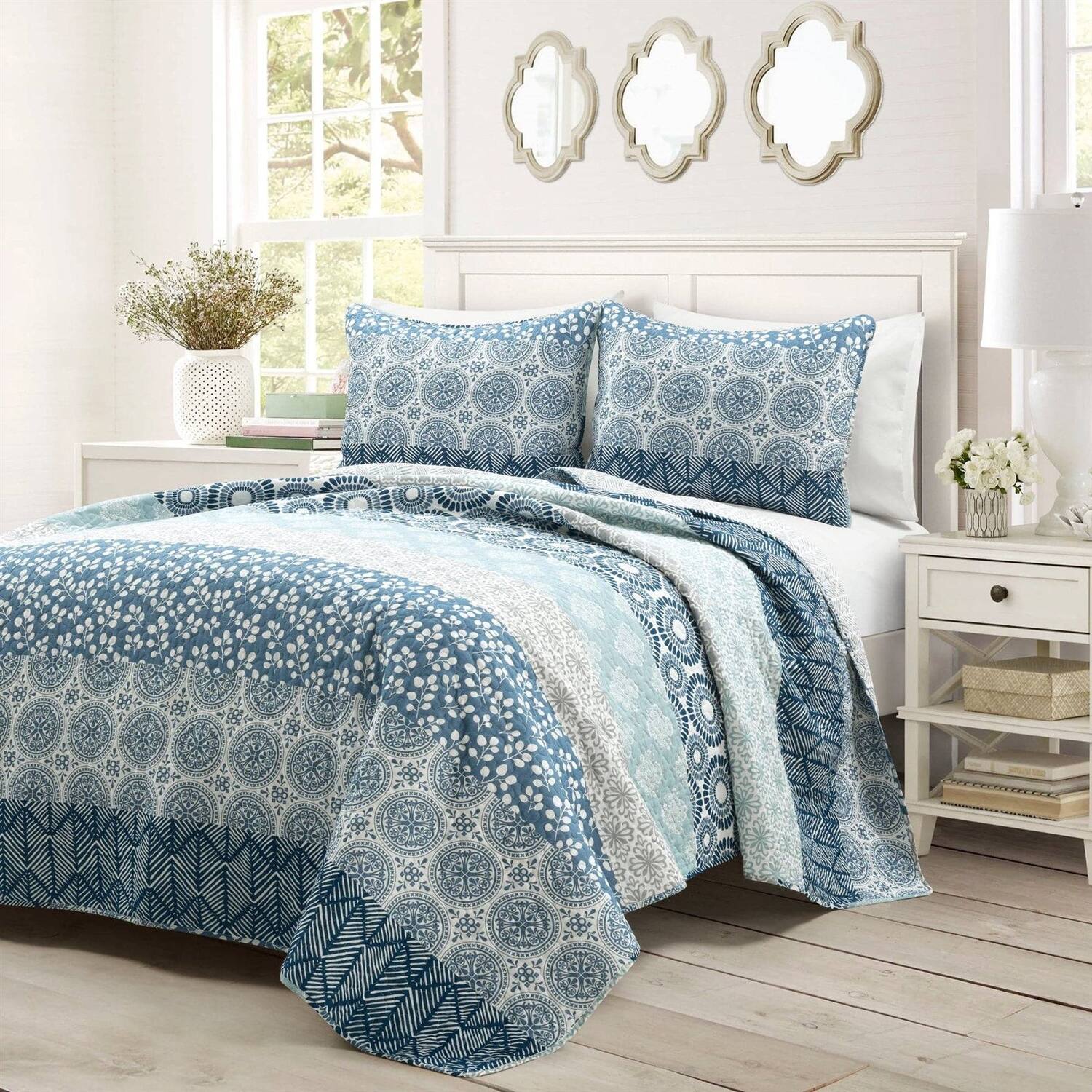 Front. Hivvago - California King Lightweight 3 Piece Reversible Botanical Blue Damask Quilt Set - Blue.