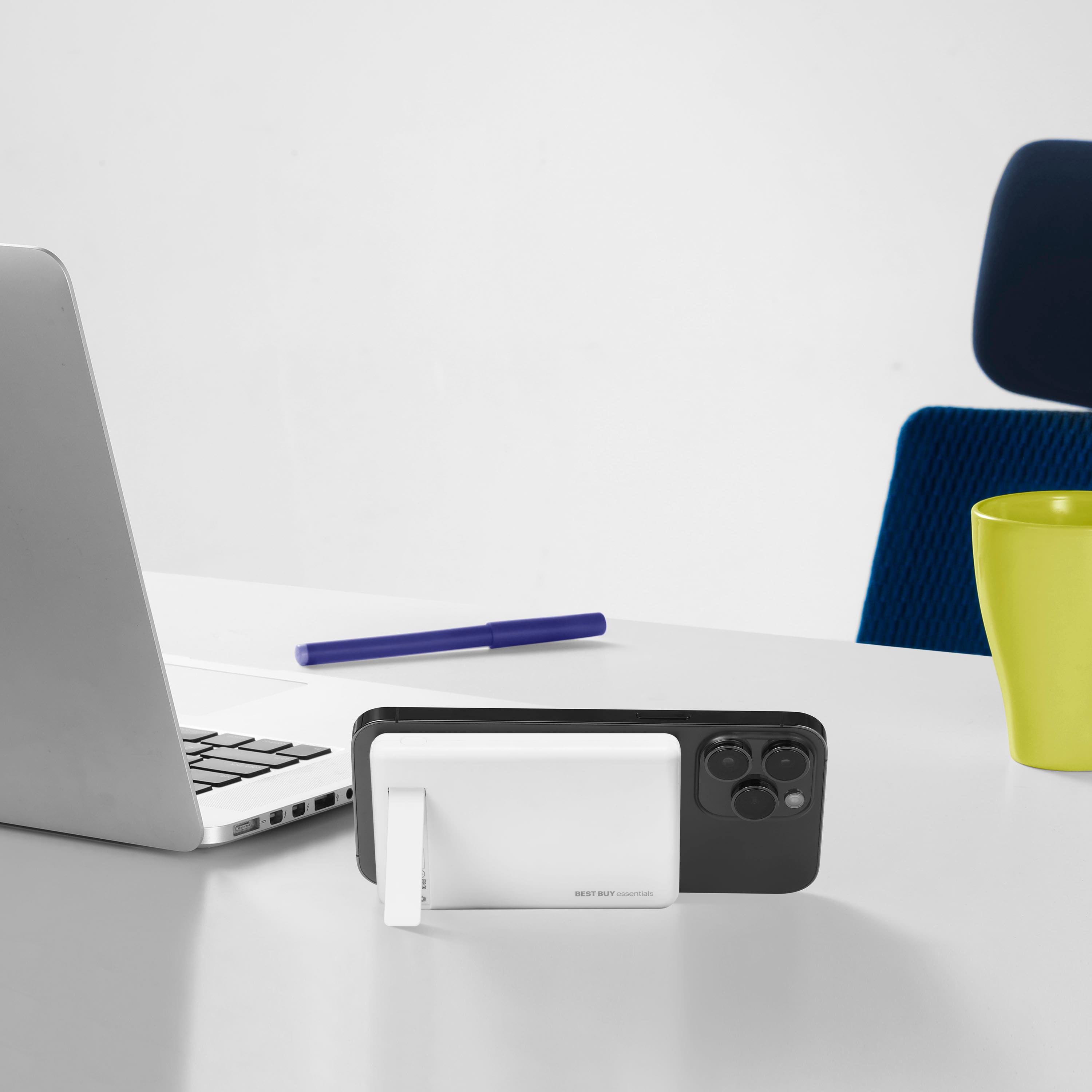 Alt View 15. Best Buy essentials™ - 5,000mAh Magnetic Wireless Portable Charger for iPhone and Most USB-C Devices - White.