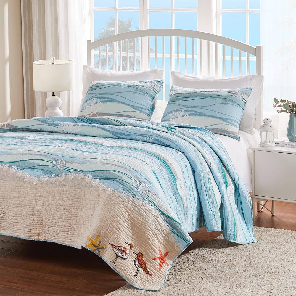 Left. BreeBe - Maui Quilt Set 3-Piece King/Cal King - Multi.