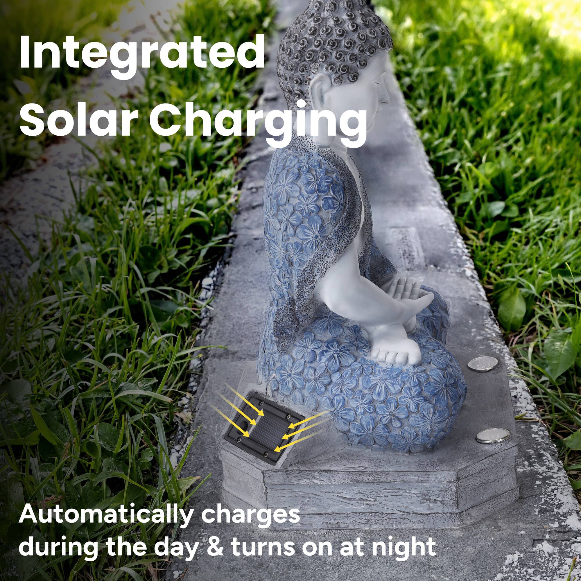 Integrated Solar Charging  
Automatically charges during the day & turns on at night