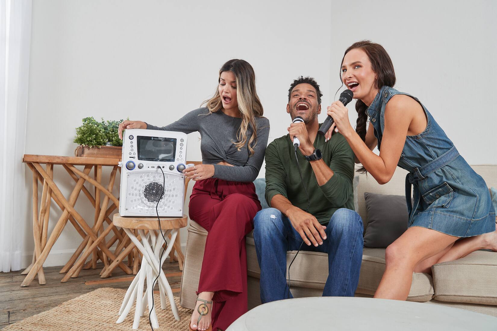 Back. Singing Machine - CD+G Bluetooth Karaoke System - White.