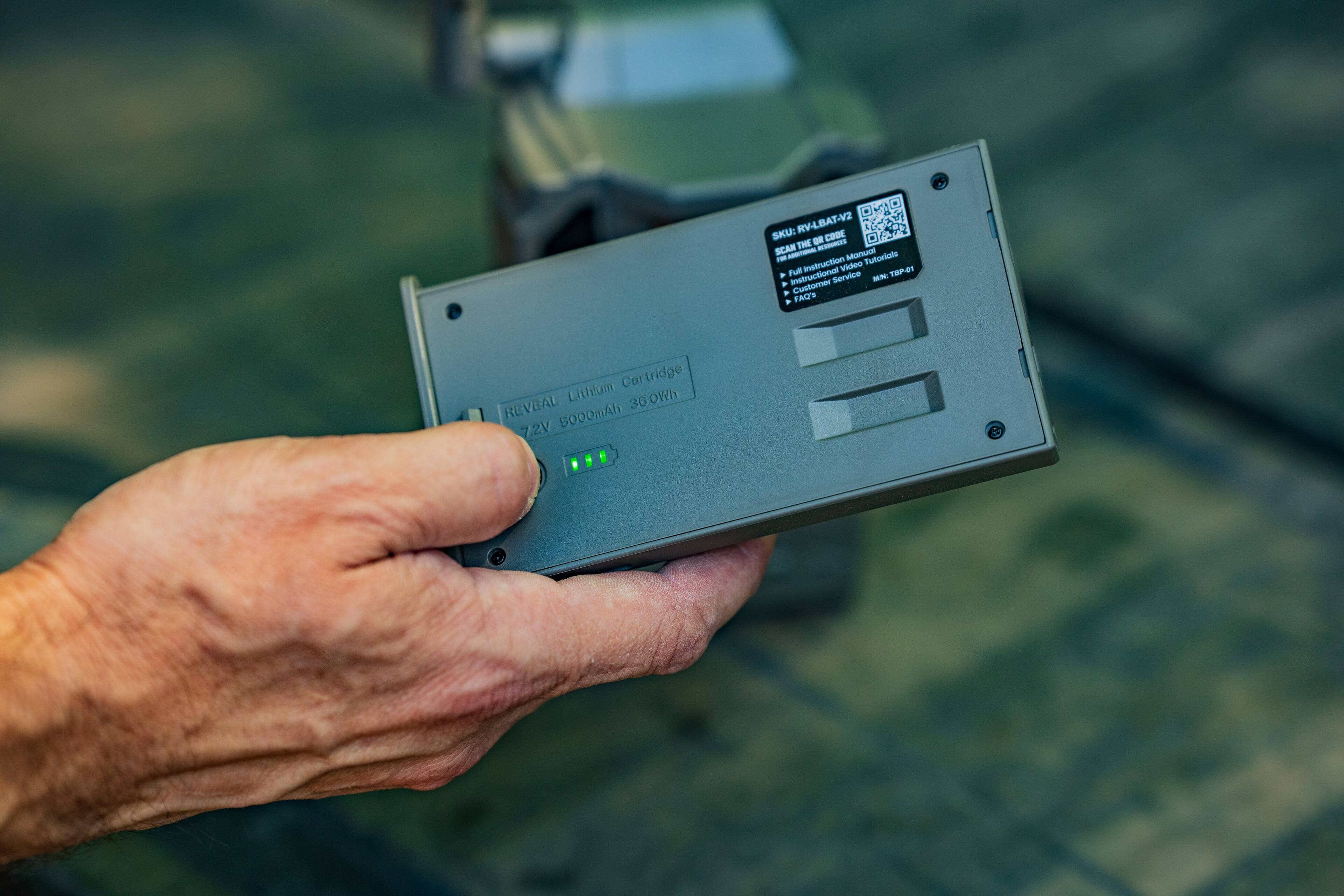 SKU: RV-LBAT-V2  
SCAN THE CODE  
Full Instruction Manual  
Customer Service  
FAQs  

REVEAU Lithium Cartridge  
72V 5000mAh 36.0Wh  

M/N: FACS