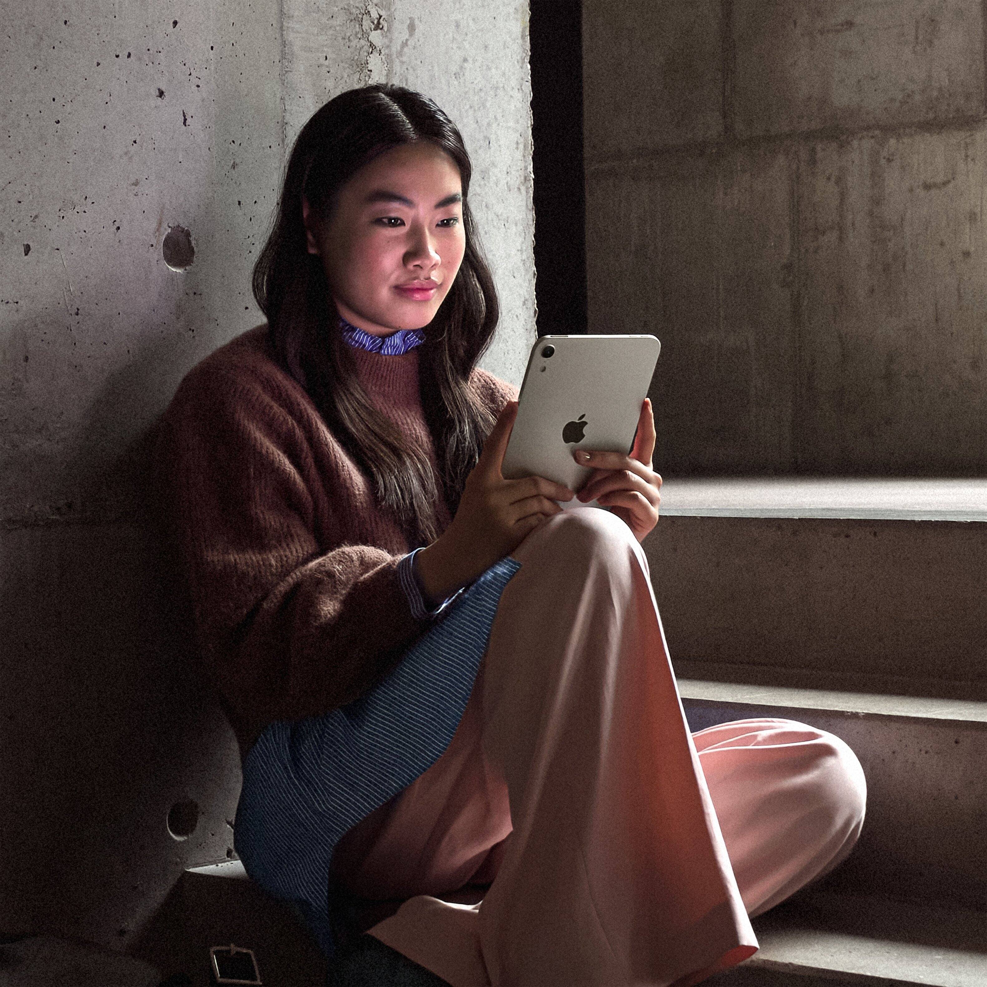 Alt View 8. Apple - iPad mini (A20 Pro Chip) Wi-Fi 128GB Standard Glass - Starlight.