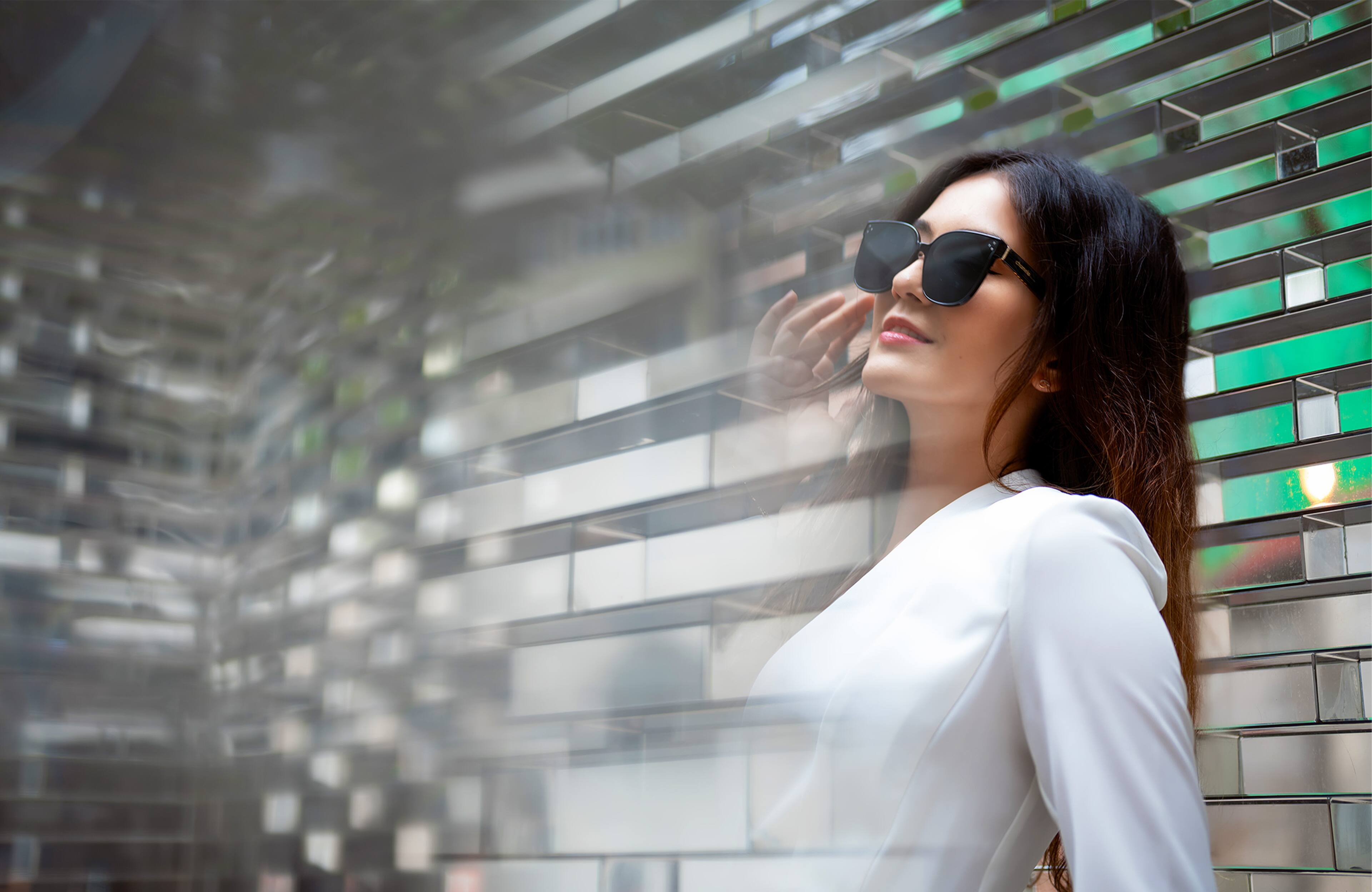 Alt View 8. Chamelo - Lifestyle Veil Slider HVL - Glossy black frame | Smoke lenses.