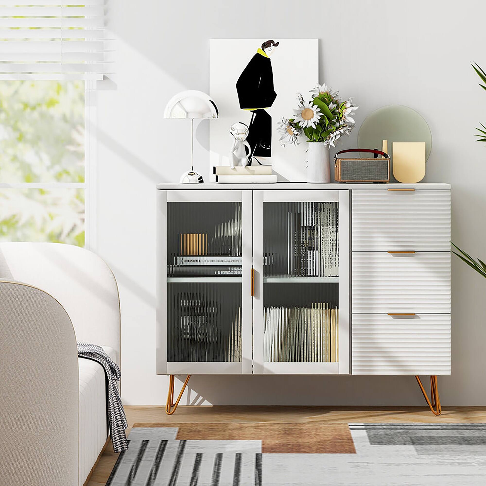 The text on the image is:

"ME . CNA"