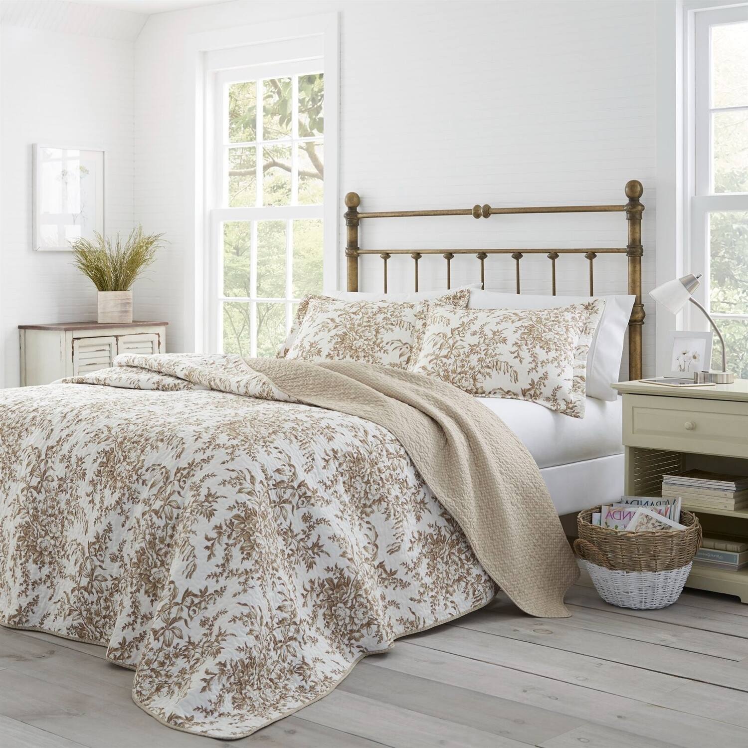 Left. Hivvago - Full/Queen 3 Piece Bed-in-a-Bag Bohemian Tan Beige Floral Cotton Quilt Set - White, Beige, Tan, Brown.