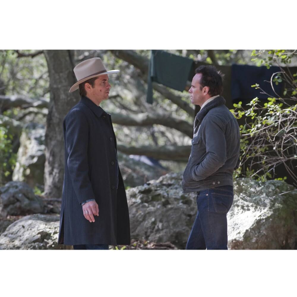 Left. Justified: The Complete Series   - DVD.