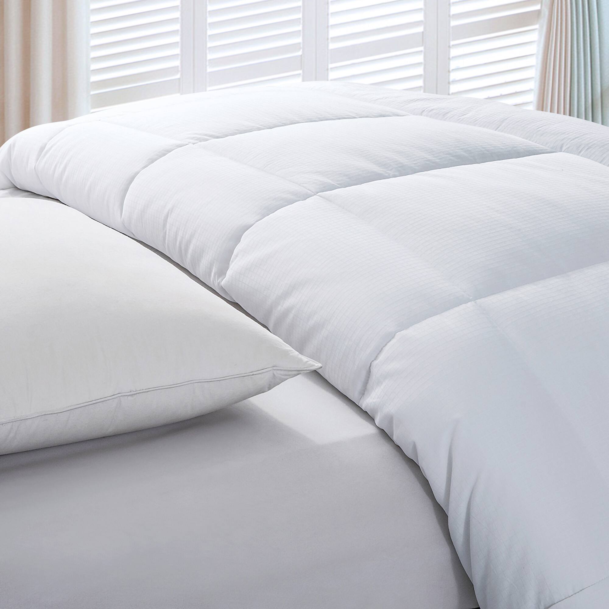 Left. Peace Nest - Peace Nest White Down Alternative Comforter Duvet Insert - White.