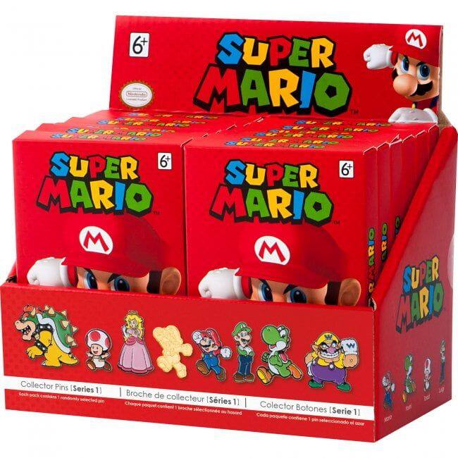 Sure, here is the corrected and grouped text from the image:

**Front of the Box:**
- SUPER MARIO
- 6+
- Collector Pins [Series 1]
- Broche de collection [Série 1]
- Collector Botones [Serie 1]
- Each pack contains 1 randomly selected pin
- Chaque paquet contient 1 broche sélectionnée au hasard
- Cada paquete contiene 1 pin seleccionado al azar

**Side of the Box:**
- SUPER MARIO
- 6+

**Top of the Box:**
- 6+
- Nintendo
- Official Licensed Product

**Bottom of the Box:**
- Collector Pins [Series 1]
- Broche de collection [Série 1]
- Collector Botones [Serie 1]
- Each pack contains 1 randomly selected pin
- Chaque paquet contient 1 broche sélectionnée au hasard
- Cada paquete contiene 1 pin seleccionado al azar