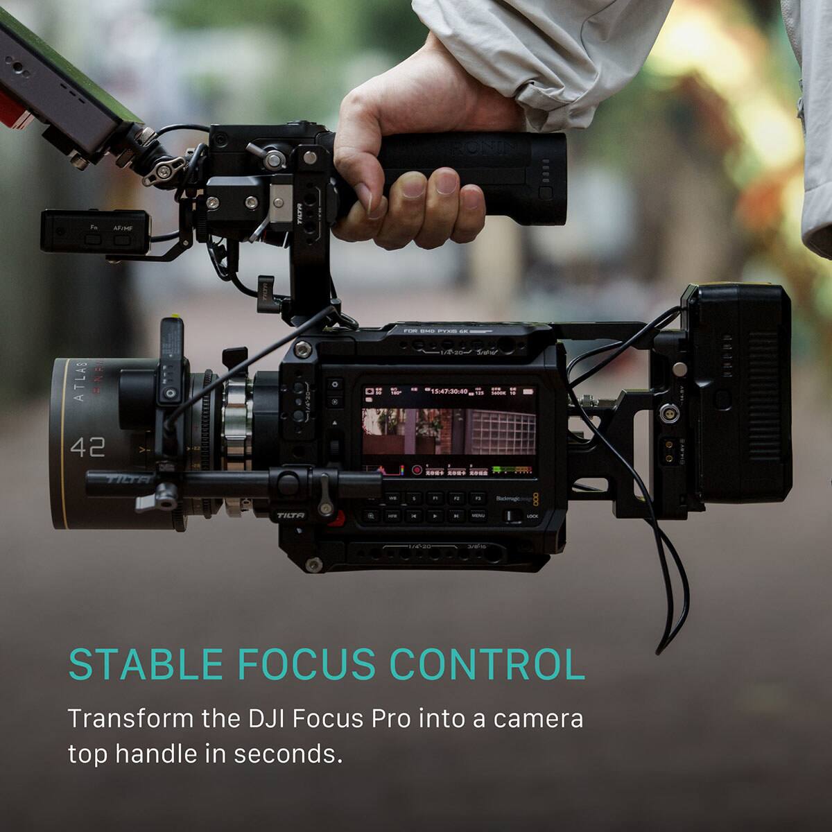 STABLE FOCUS CONTROL  
Transform the DJI Focus Pro into a camera top handle in seconds.
