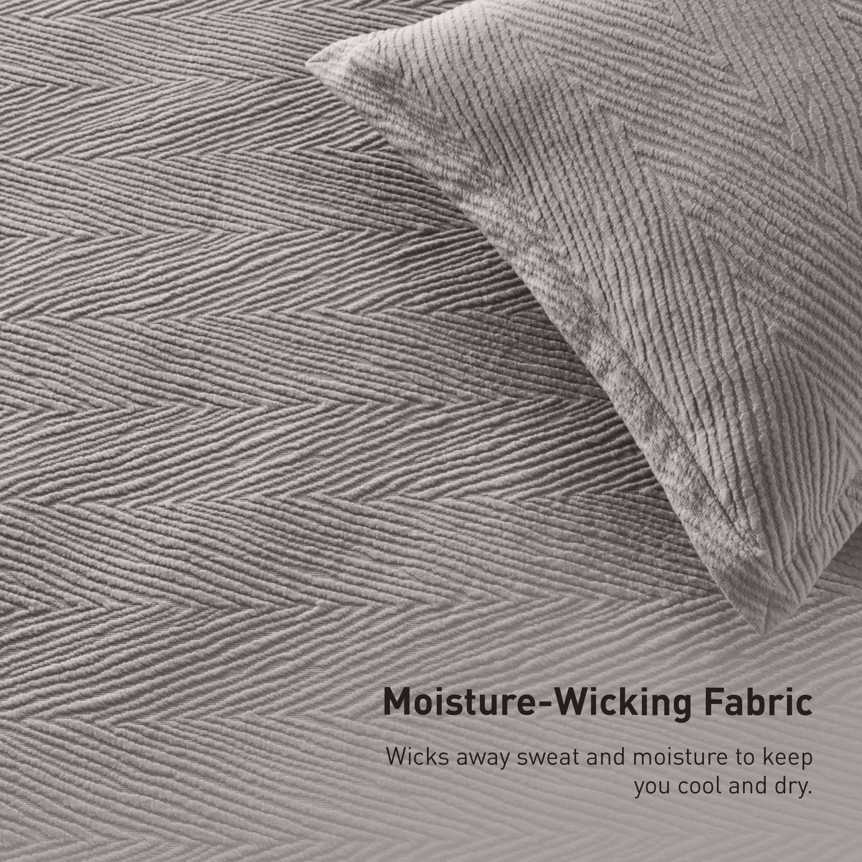 Moisture-Wicking Fabric  
Wicks away sweat and moisture to keep you cool and dry.