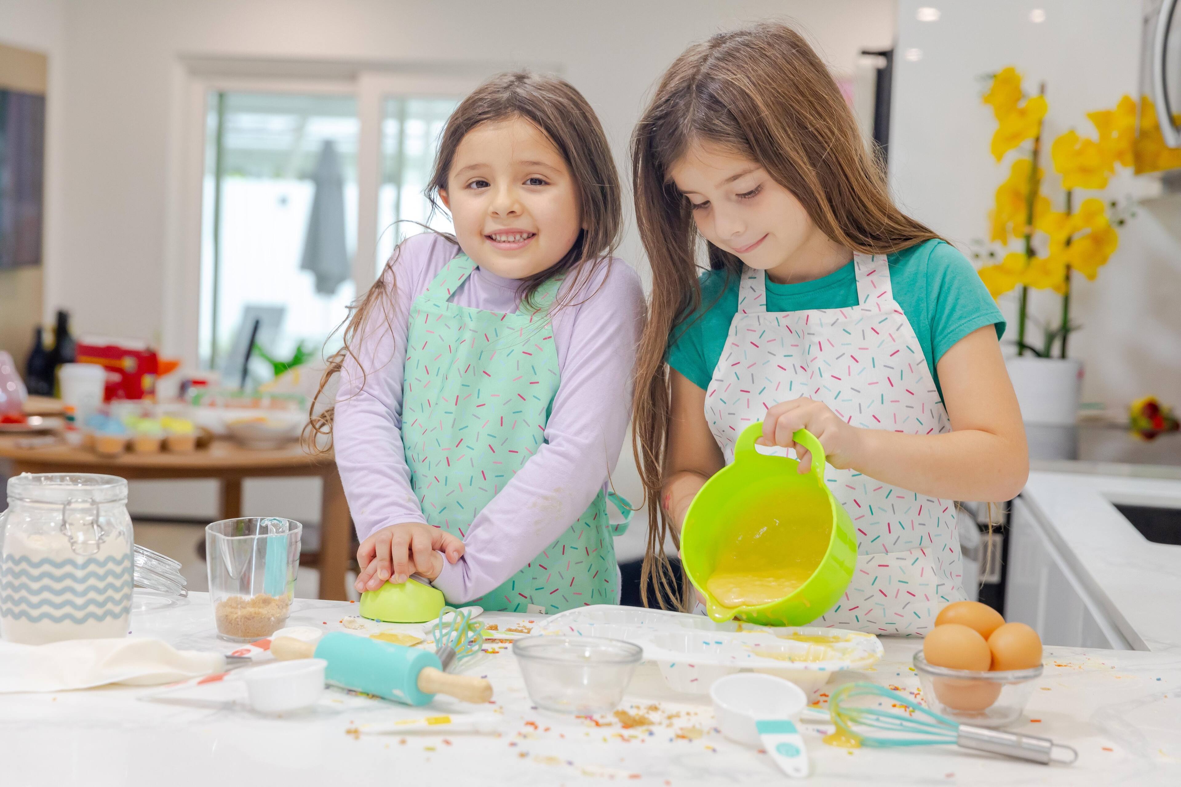 Angle. Tovla Jr - Apron Gift Set for Kids - Baking and cooking with Pocket for Boys and Girls - Sprinkle Print - Multi-colored.